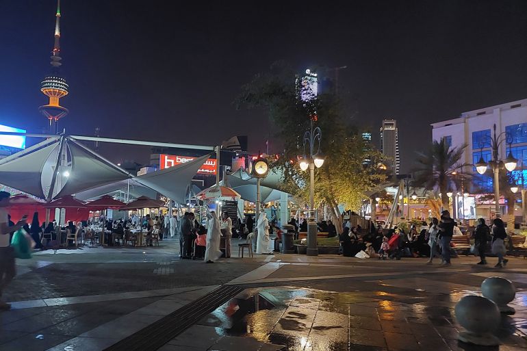 سوق المباركية له شهرة كبيرة داخل الكويت وخارجها(الجزيرة)