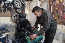 بشير سلامة متحدثا للجزيرة نت في مشغله. الجزيرة . خيم البقعة شمال العاصمة الأردنية عمان