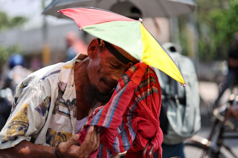 A rickshaw puller wipes sweat with a scarf during the countrywide heatwave in Dhaka, Bangladesh, April 22, 2024. REUTERS/Mohammad Ponir Hossain TPX IMAGES OF THE DAY