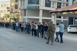 صورة ٣_ فاطمة محمود الجزيرة نت طولكرم فلسطين_ الاحتلال يعتقل عشرات المواطنين من شوارع واحياظ مدينة طولكرم بعد اصابة جنديين في عملية تفجير آليه نمر تابعة لجيش الاحتلال قرب حاجز 104 في محيط المدينة