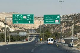 فلسطين - شرق القدس - شارع معاليه ادوميم - محمد السنجلاوي - خاص الجزيرة نت -( شارع معاليه ادوميم على مفرق باتجاه القدس يمينا واريحا يسارا بحيث سيغلق هذا الطريق امام الفلسطينين) .jpeg