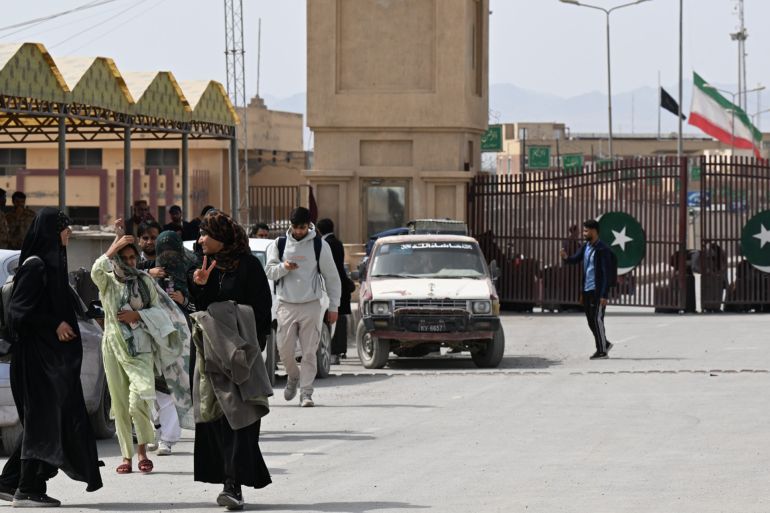 حركة العائدين الباكستانيين من إيران عبر معبر تفتان الحدودي مع إيران