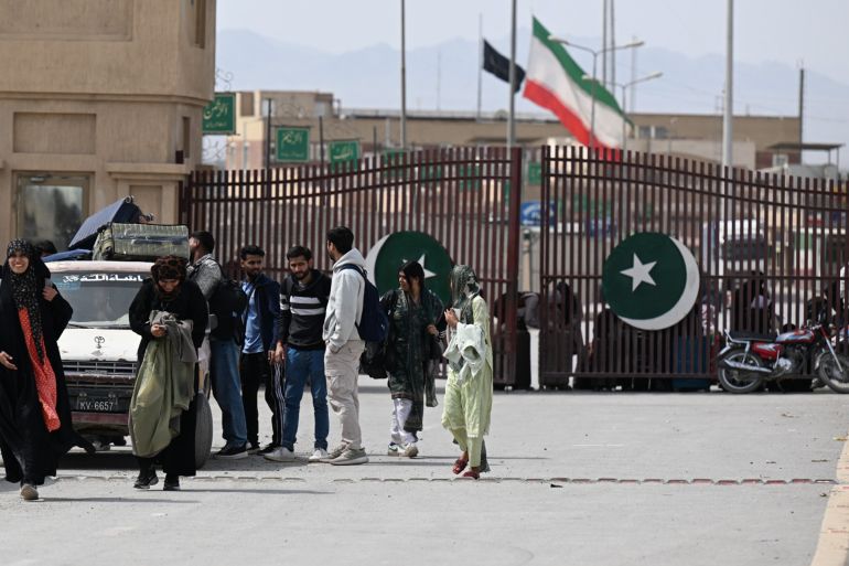 باكستانيون يعودون من إيران إلى باكستان بعد توتر الأوضاع في إيران بسبب الهجوم الأميركي الإسرائيلي